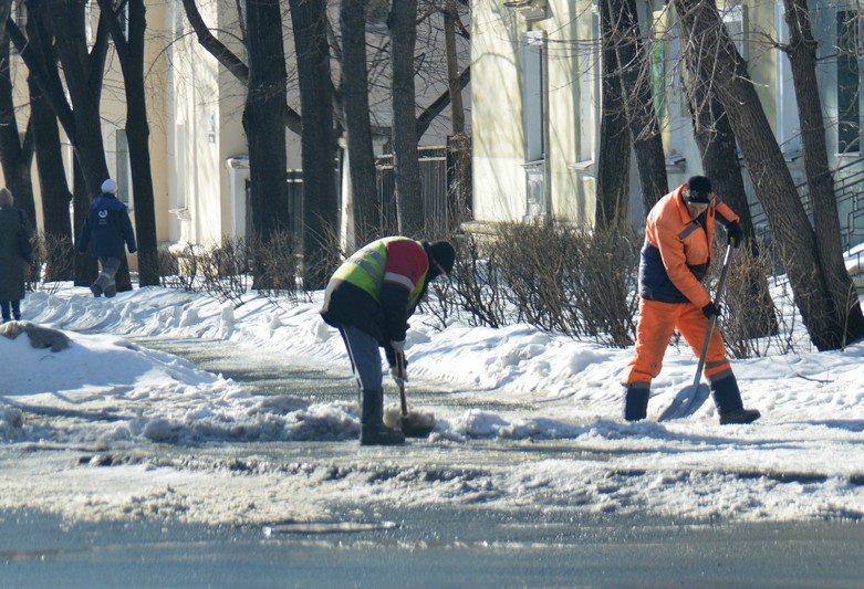 Дорожные рабочие устраняют последствия снегопада