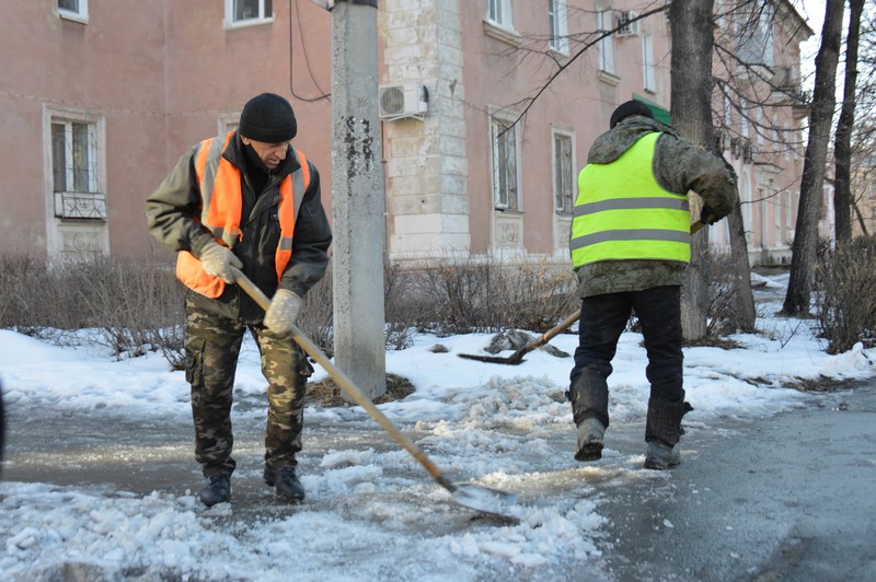 Дорожные рабочие устраняют последствия снегопада Дорожные рабочие устраняют последствия снегопада
