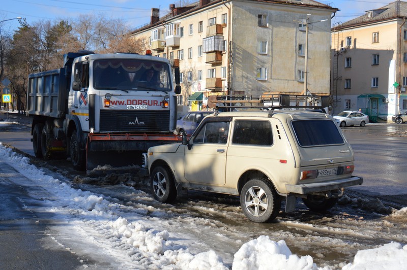 Дорожные рабочие устраняют последствия снегопада Дорожные рабочие устраняют последствия снегопада