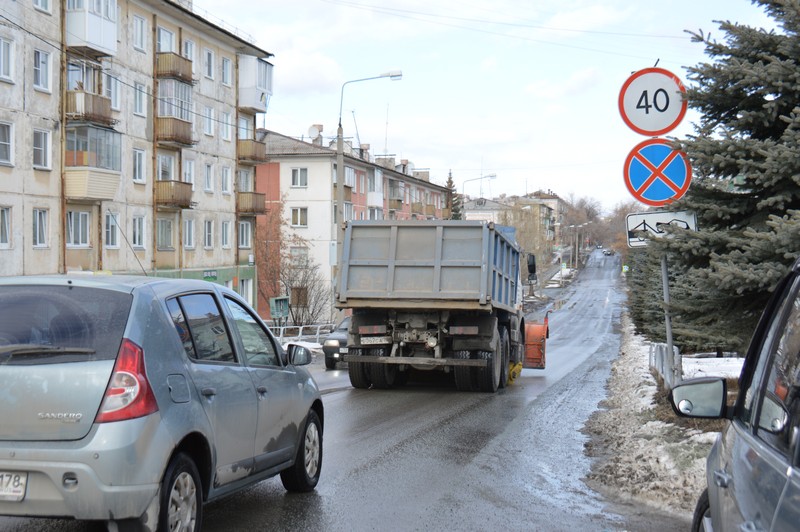 Дорожные рабочие устраняют последствия снегопада Дорожные рабочие устраняют последствия снегопада