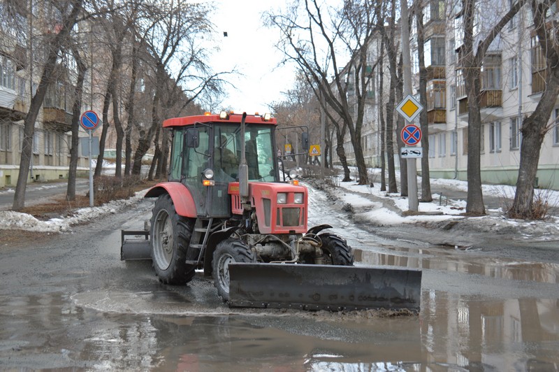 Дорожные рабочие устраняют последствия снегопада Дорожные рабочие устраняют последствия снегопада