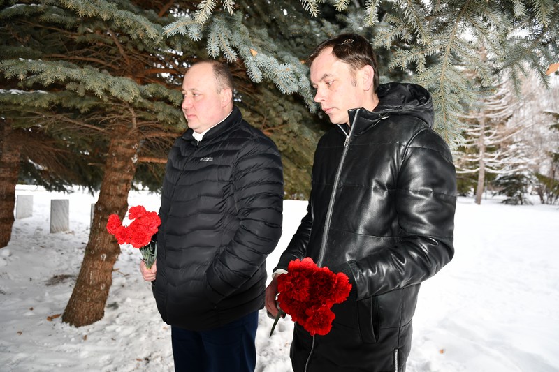 Депутаты возложили цветы на аллее памяти