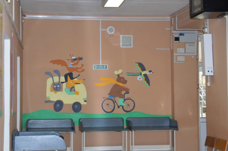 Взрослые волонтеры раскрасили стены детской поликлиники