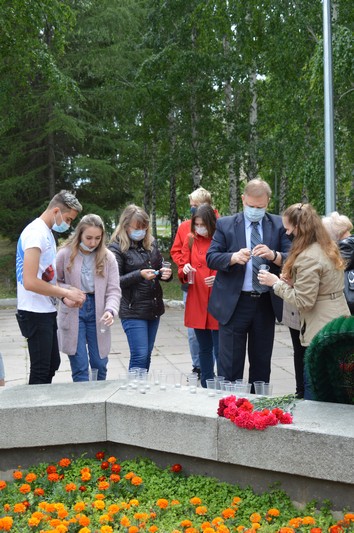 Жители округа зажгли свечи в память о героях войны