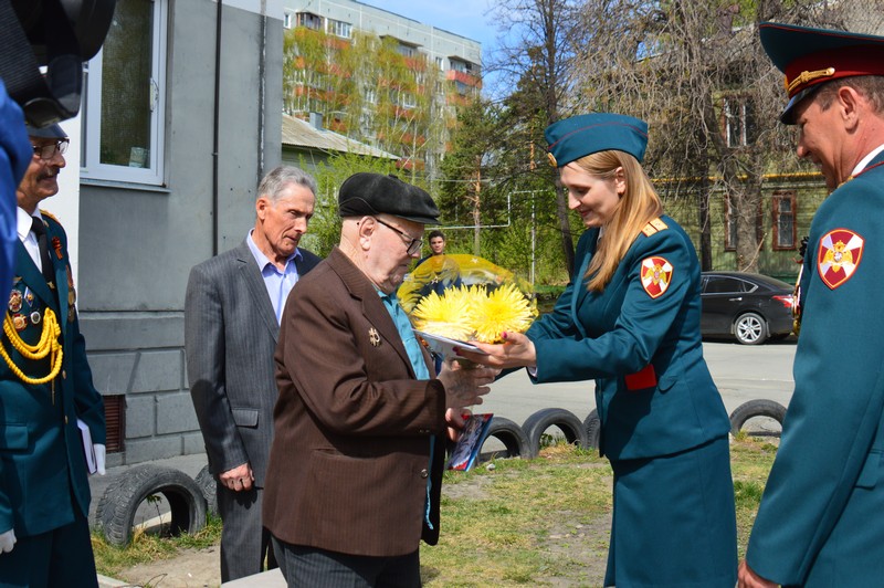 "Парад у дома": как поздравили ветеранов Озерска