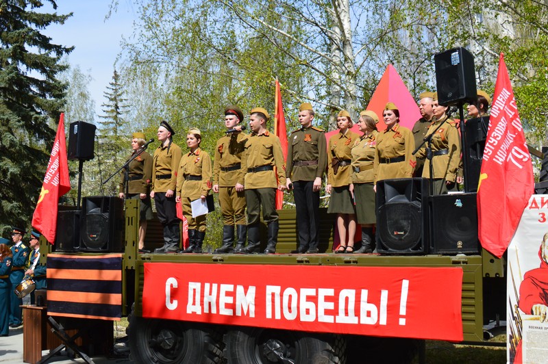 "Парад у дома": как поздравили ветеранов Озерска