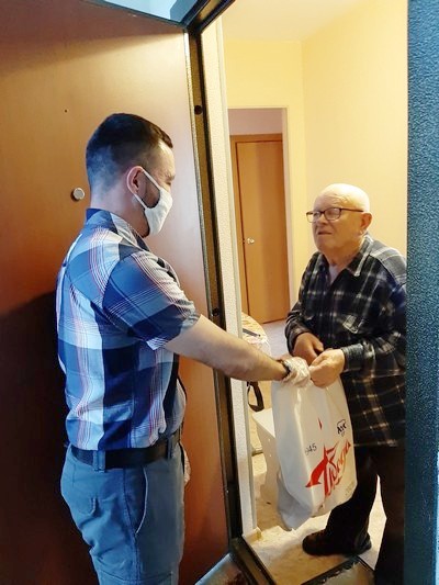 Депутаты от имени «Единой России» поздравляют ветеранов
