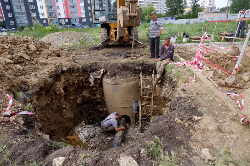 Глава округа и депутаты потребовали срочно восстановить водоснабжение дома на Гайдара, 5
