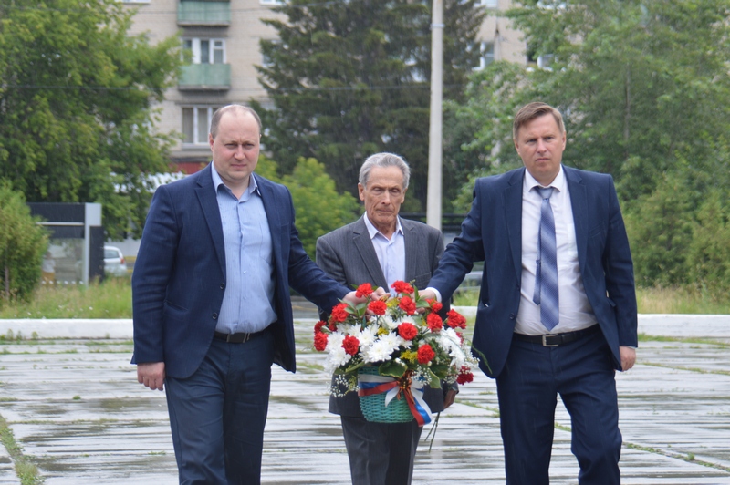 В День памяти и скорби в Озерске состоялось возложение цветов и венков к Вечному огню В День памяти и скорби в Озерске состоялось возложение цветов и венков к Вечному огню