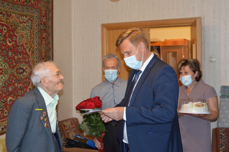 Ветерану вручили юбилейное поздравление от имени президента России