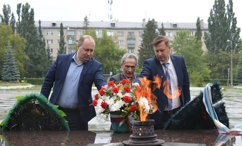 В День памяти и скорби в Озерске состоялось возложение цветов и венков к Вечному огню