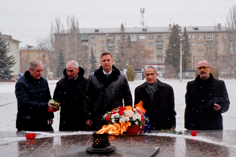 В Озерске в День Неизвестного солдата почтили память погибших воинов