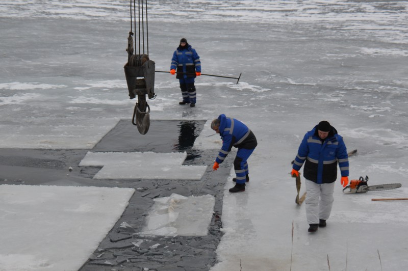 В Озерске полным ходом идёт заготовка льда для новогодних городков
