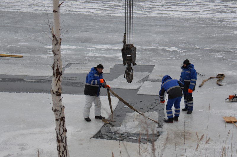 В Озерске полным ходом идёт заготовка льда для новогодних городков