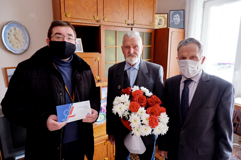 «Мы берем с вас пример»: озерского ветерана поздравили с 95-летием
