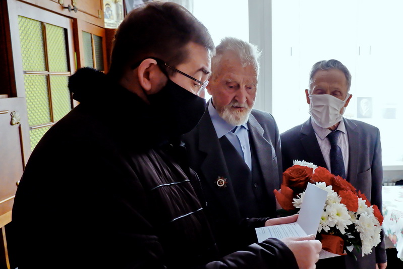 «Мы берем с вас пример»: озерского ветерана поздравили с 95-летием