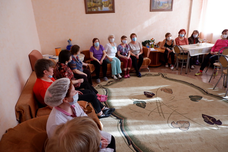 В Озерске поздравили коллектив и посетительниц Комплексного центра