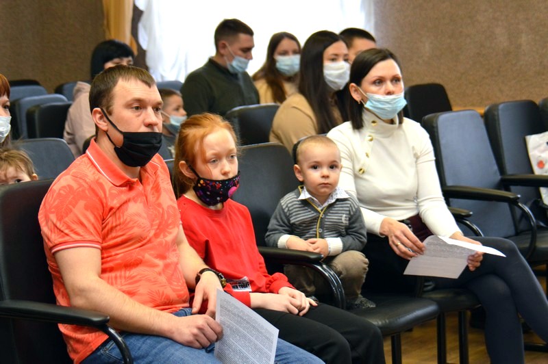 В Озерске 16 молодых семей получили жилищные сертификаты