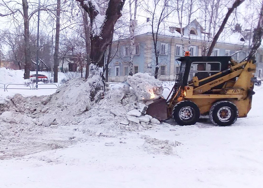 На улицах Озерска идёт уборка и вывоз снега | 05.02.2024 | Озерск -  БезФормата