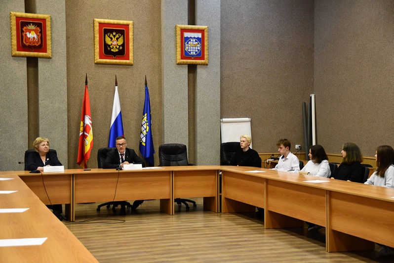 Депутаты и школьники: состоялся взрослый диалог