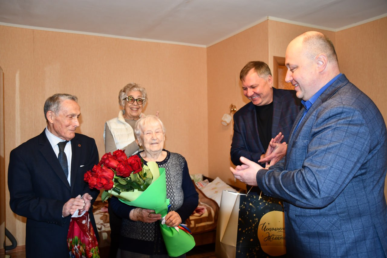 Восхищение и гордость: жительницу Озерска поздравили со 100-летним юбилеем