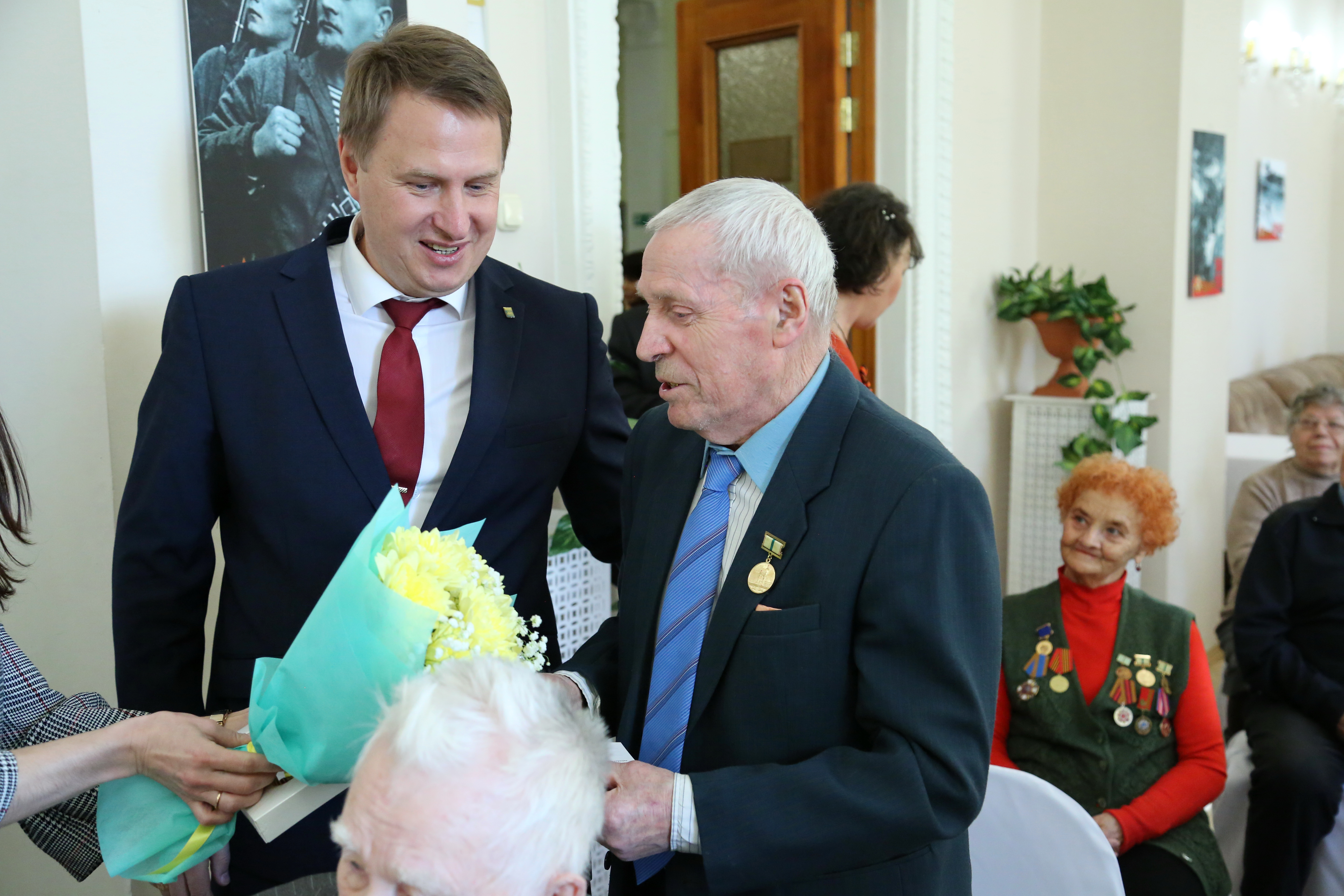 Глава округа вручил озерским ветеранам медали к 75-летию Победы