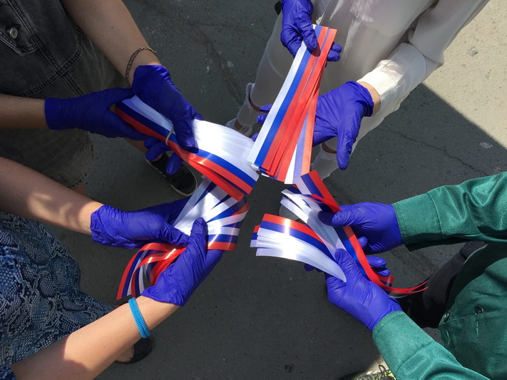 В Озерском городском округе волонтеры раздали ленты с триколором и защитные маски