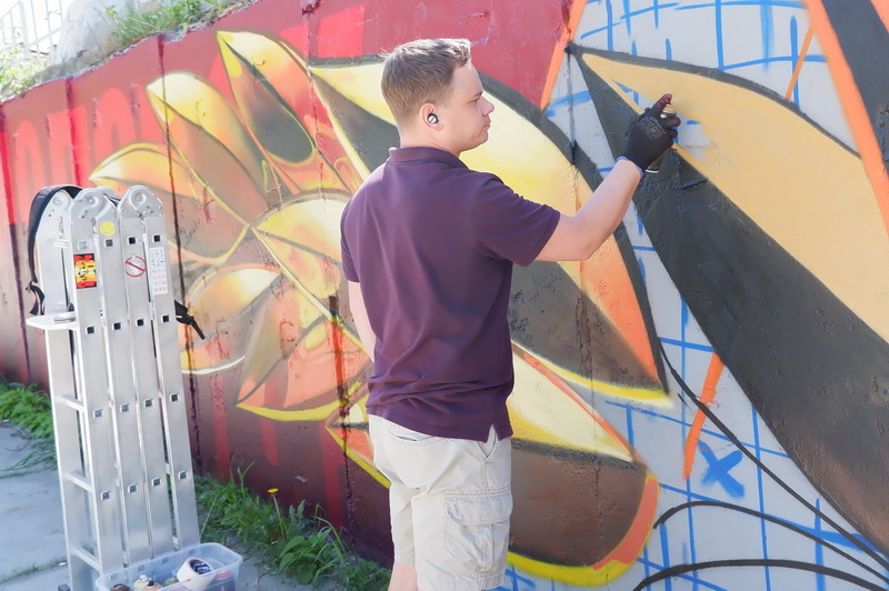 На стене Победы рождается новое граффити