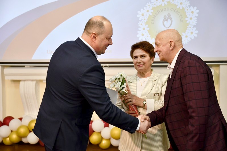 В Озерске продолжается чествование супружеских пар с большим стажем 