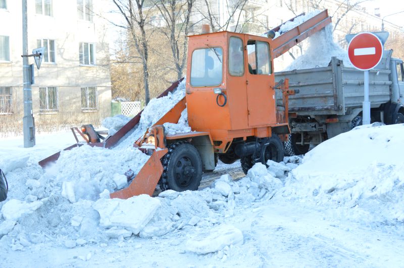 В городе активно ведется очистка улиц от снега