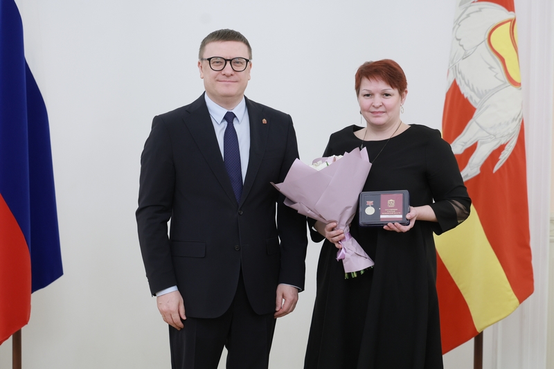 Губернатор наградил озерчанку за материнский труд 