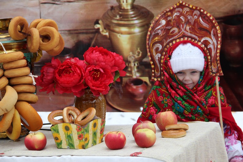 Жители округа отметили праздник в русском народном стиле