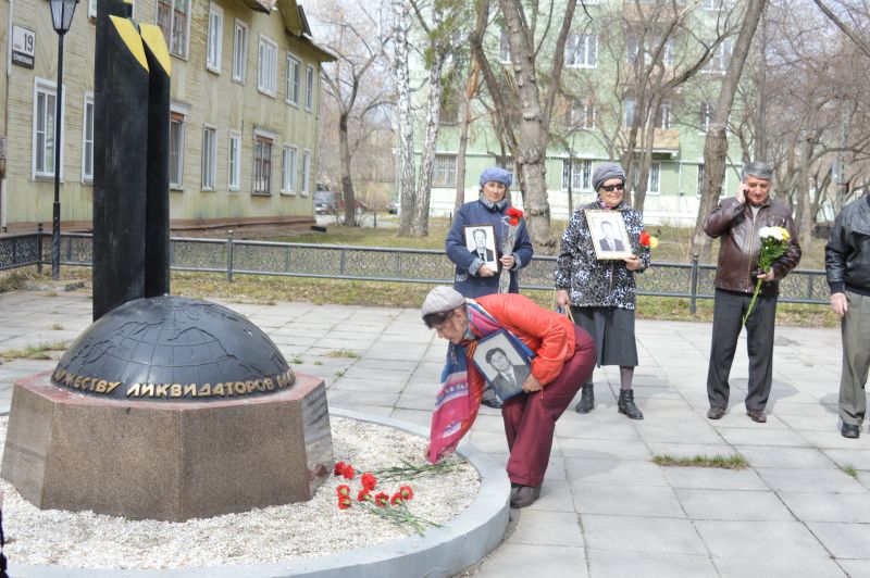 Чернобыльцы возложили цветы к мемориалу