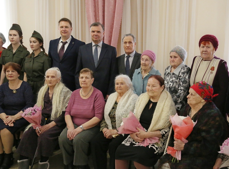 Глава округа поздравил ветеранов посёлка Новогорный