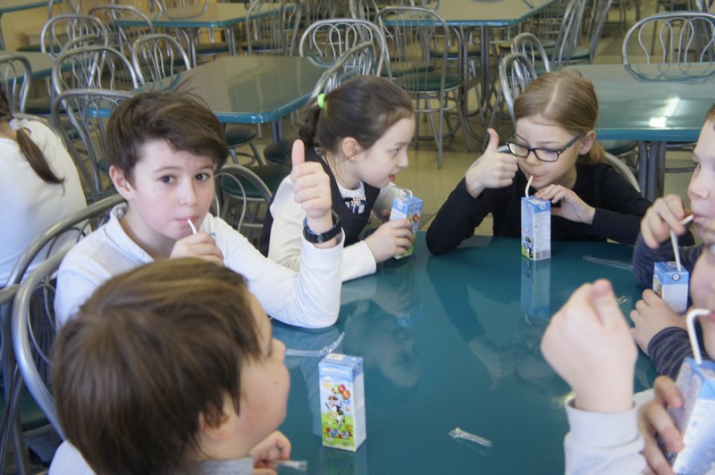 Школьники Озерска пьют бесплатное молоко с удовольствием 