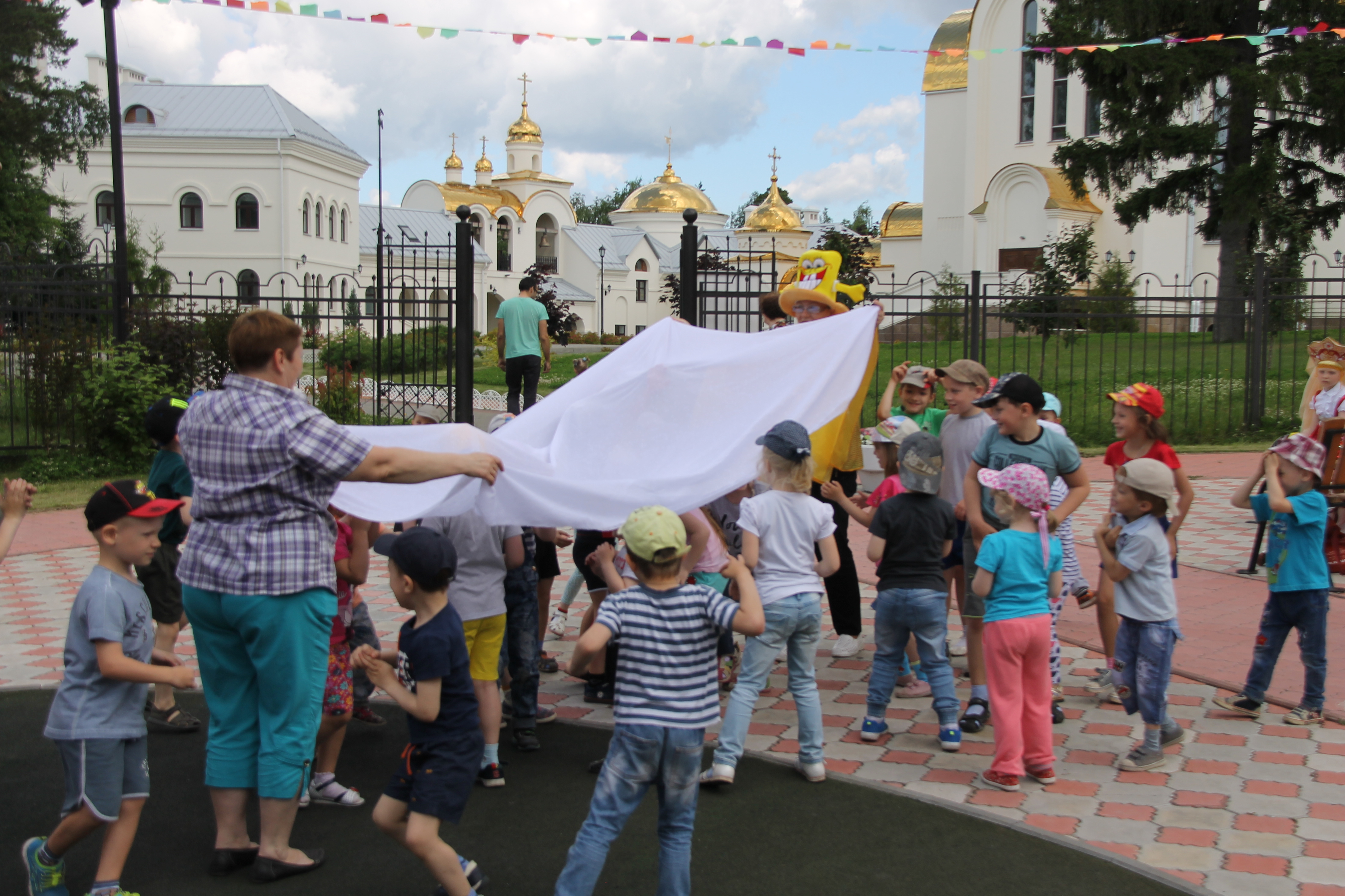 Детей знакомят с традициями русского народа у храма