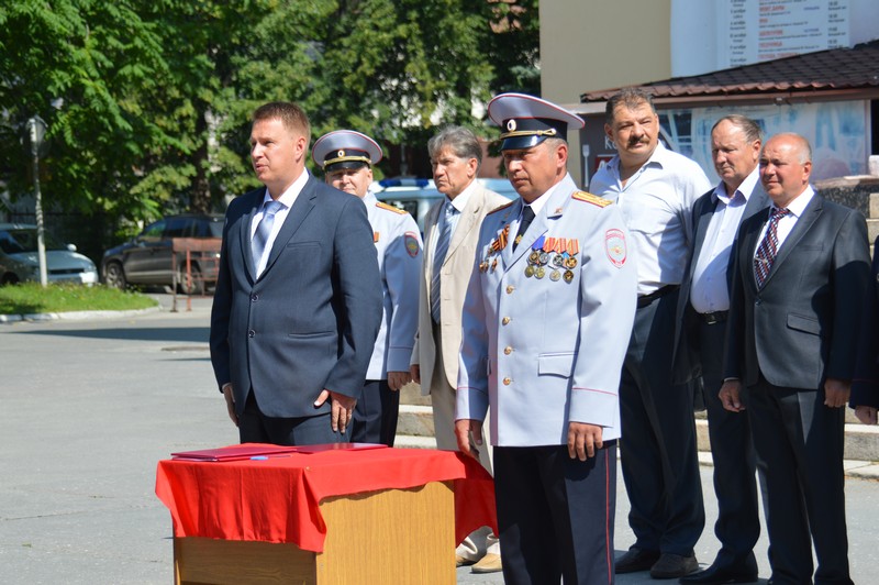 Евгений Щербаков поздравил озерских полицейских с важным событием
