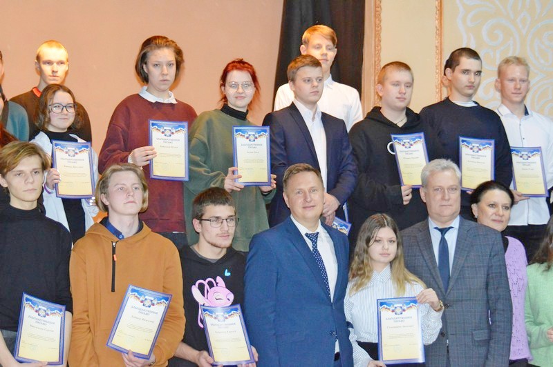 Глава округа поздравил активную молодёжь Озерска 
