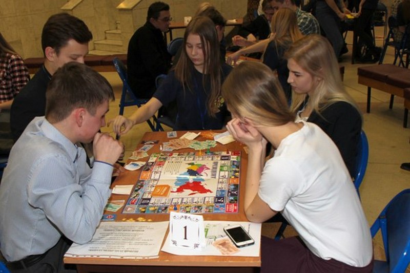 Озерские школьники познакомились с основами избирательной системы России через деловую игру 