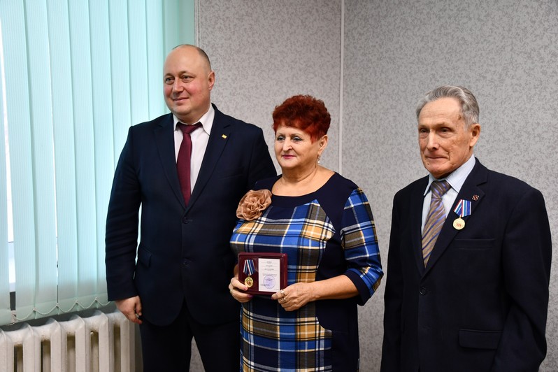 Ветеранов-строителей наградили за вклад в атомный проект 