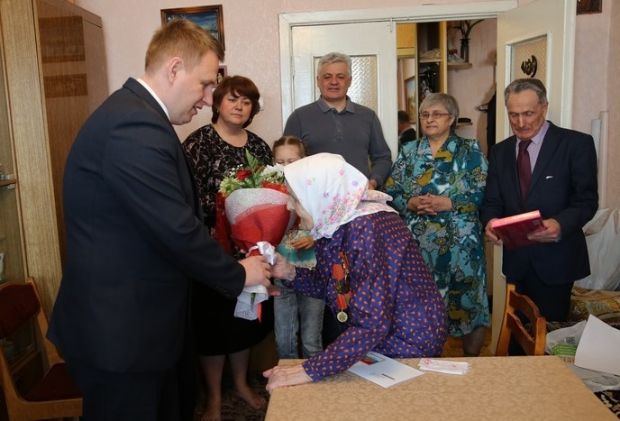 Евгений Щербаков поздравил жительницу Озерска со 100-летием