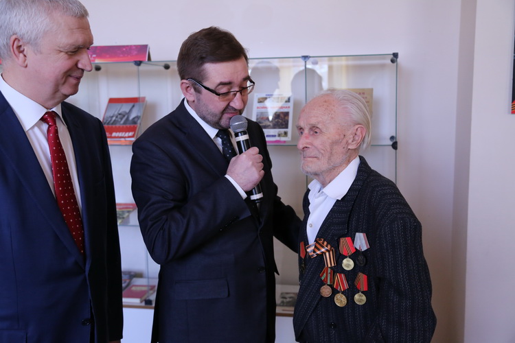 В Озерском городском округе продолжается вручение юбилейных медалей к 75-летию Победы