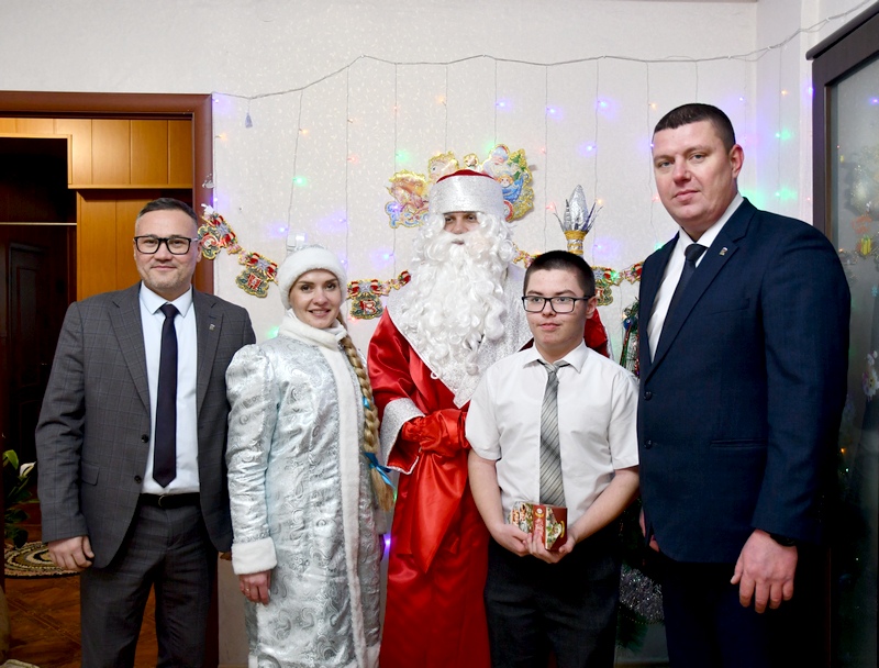 Депутаты поздравляют с Новым годом особенных детей