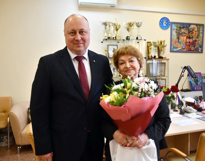 Первые поздравления от первых лиц – педагогам и врачам