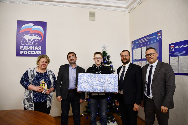 «Ёлка желаний» исполняет новогодние мечты маленьких озерчан